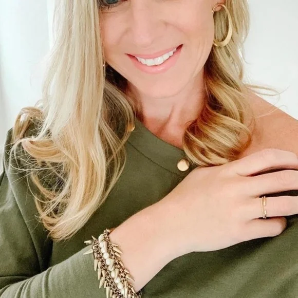 Stella & Dot | Modern Forward Facing Gold Georgia Hoops - Picture 6 of 10